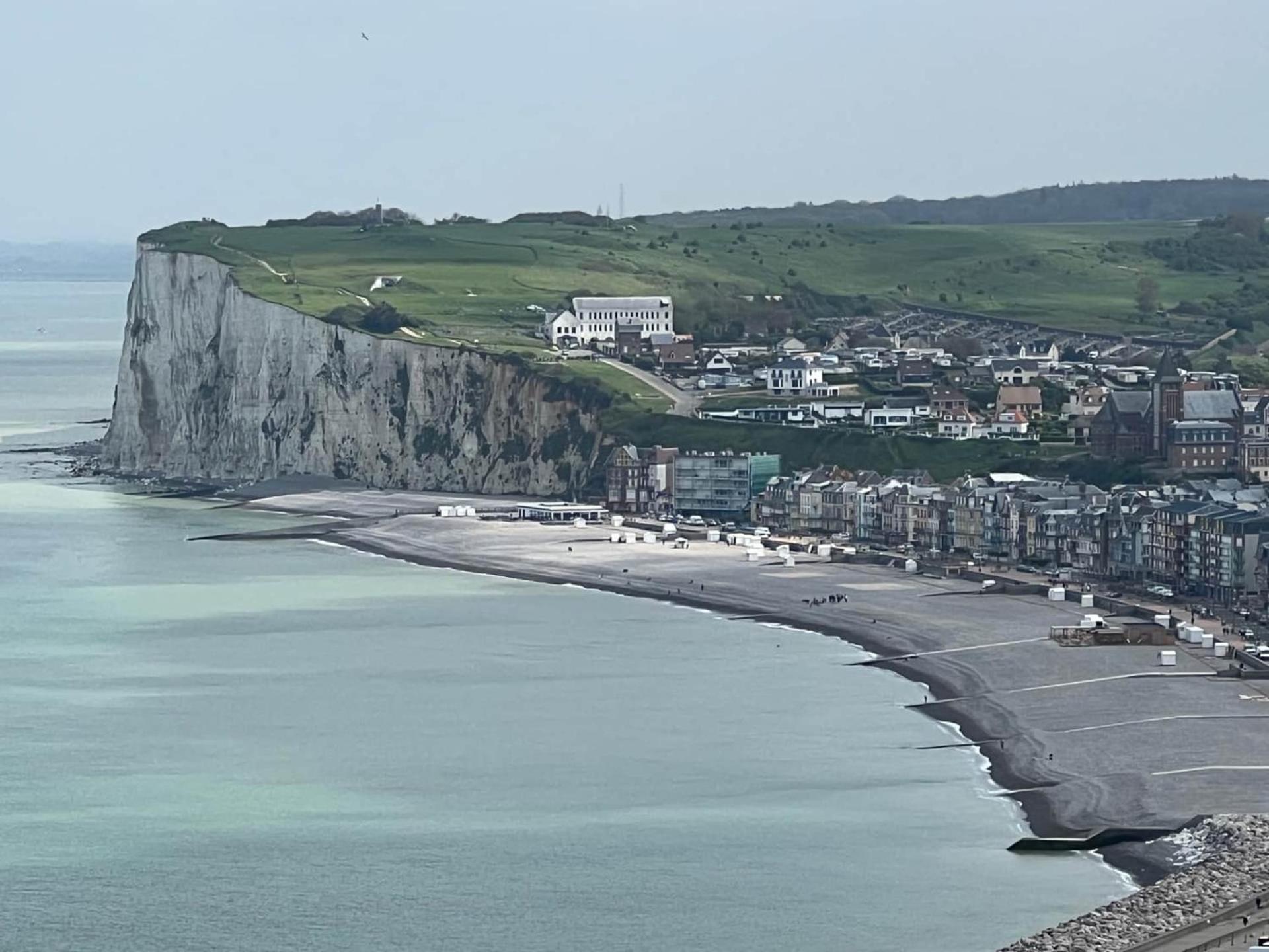 Appartement avec grand balcon et vue à 300 m plage, lit Queen Size Mers-les-Bains Exterior foto